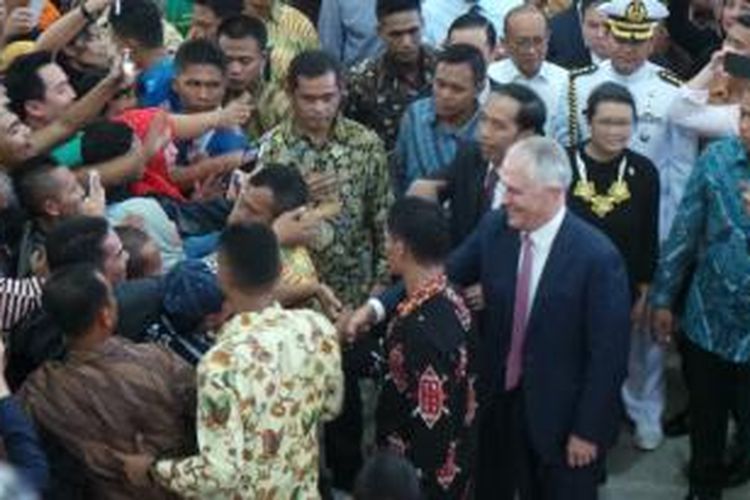 Presiden Joko Widodo saat mengajak Perdana Menteri Australia Malcolm Turnbull di Pasar Tanah Abang, Jakarta Pusat, Kamis (12/11/2015).