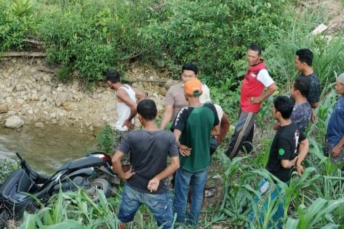Warga di Kabupaten Bone, Sulawesi Selatan sedang berada di jurang sedalam 20 meter yang menjadi lokasi kecelakaan tunggal yang menewaskan seorang Kapolsek. Senin, (6/2/2023)