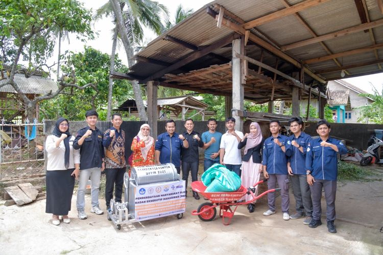 Mahasiswa dan tim akademik yang menjalankan program inovasi Digital Smart Cow Farming. 