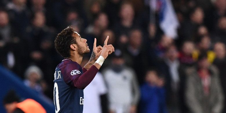 Striker Paris Saint-Germain, Neymar, merayakan gol yang dia cetak ke gawang Anderlecht dalam laga Grup B Liga Champions di Stadion Parc des Princes, Paris, Prancis, pada 31 Oktober 2017.