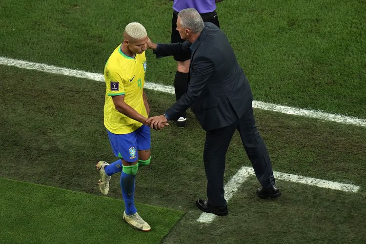 Penyerang Brasil Richarlison (kiri) berjalan keluar lapangan sambil ditepuk pelatih timnas, Tite, dalam laga perempat final Piala Dunia 2022 Brasil vs Kroasia di Stadion Education City, Al Rayyan, Qatar, Jumat (9/12/2022).