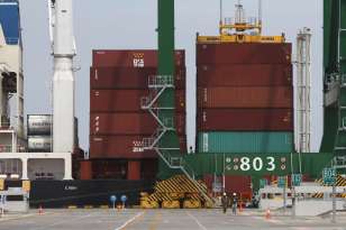 Suasana aktivitas bongkar muat Terminal Peti Kemas Kalibaru atau New Priok Container Terminal usai diresmikan Presiden Joko Widodo, di Jakarta, Selasa (13/9/2016). Terminal Kalibaru dibangun untuk meningkatkan kapasitas secara bertahap guna mengantisipasi pertumbuhan arus peti kemas dan kargo Pelabuhan Tanjung Priok. Terminal itu dioperasikan oleh joint venture company antara Pelindo II (IPC) TPK dan Komsosrsium Mitsui-PSA-NYK Line yaitu PT New Priok Container Terminal One (NPCT1), berkapasitas 1,5 juta TEUS per tahun.