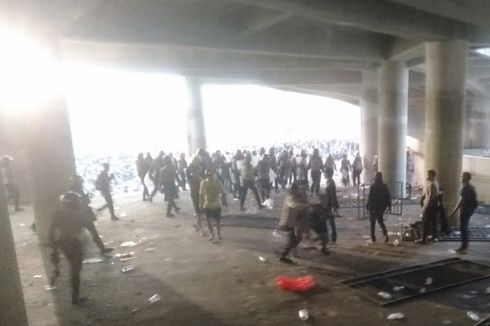 Polisi Tembakkan Gas Air Mata Saat Kericuhan Usai Laga Gresik United Vs Deltras Sidoarjo