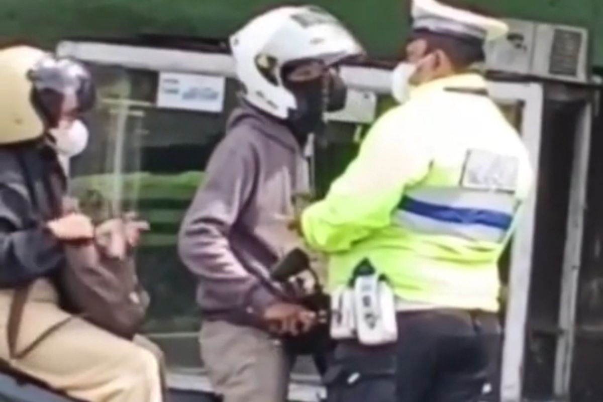Video viral oknum polisi minta uang saat razia di Cadas Pangeran Sumedang. Kasi Humas Polres Sumedang AKP Awang Munggardijaya membenarkan video viral tersebut, Rabu (23/4/2025). KOMPAS.com/AAM AMINULLAH