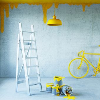 Plafon rumah yang dicat dengan warna kuning
