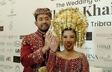 Komika Kiky Saputri (kanan) saat konferensi pers momen pernikahannya dengan Muhammad Khairi di The Tribrata Darmawangsa, Jakarta Selatan, Sabtu (28/1/2023).