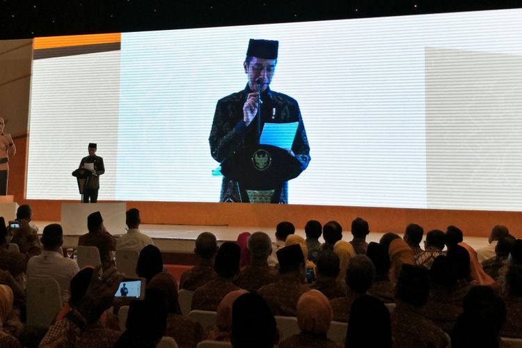 Presiden Joko Widodo menghadiri pembukaan Pekan Purnabakti Indonesia (PPI) Tahun 2018 di Balai Kartini, Jakarta, Selasa (25/9/2018). Kepada para pensiunan yang hadir, Jokowi bertanya mengenai pencairan gaji ke-13 dan tunjangan hari raya (THR). 