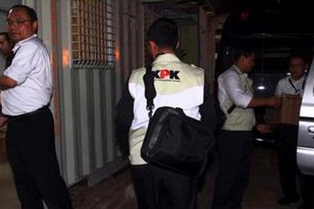 Sita Dokumen  -Sejumlah tim dari Komisi Pemberantasan Korupsi (KPK), Selasa (31/7/2012) malam membawa puluhan kardus berisi dokumen dari kantor Korps Lalu Lintas Mabes (Korlantas) Polri di Jalan MT Haryono, Jakarta ke Kantor KPK, Jakarta.  Puluhan kardus berisi berkas-berkas penting tersebut,  akan menjadi barang bukti KPK untuk tahap penyidikan dalam kasus korupsi pengadaan peralatan simulator pembuatan SIM kendaraan bermotor tahun 2011.  