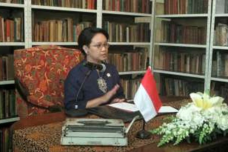 Menteri Luar Negeri Retno Marsudi saat melakukan napak tilas di ruang kerja Achmad Soebardjo di kawasan Cikini saat memperingati HUT ke 71 Kementerian Luar Negeri RI, Jumat (19/8/2016).