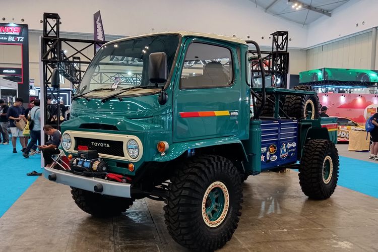 Toyota Dyna yang dimodifikasi jadi service truck balap offroad oleh Prorock Engineering