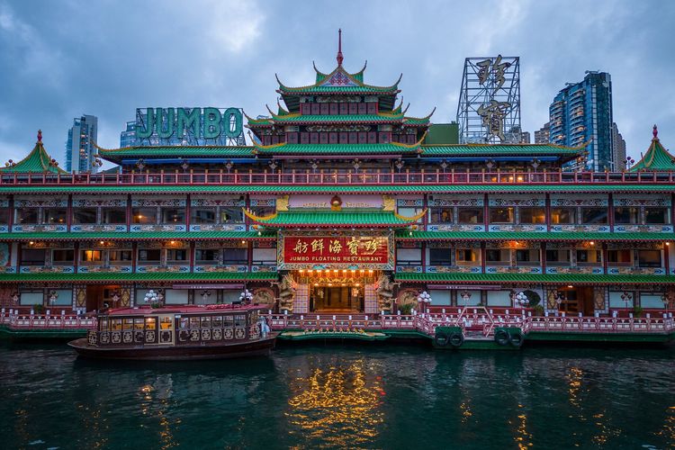 Restoran Jumbo saat masih terapung di selatan Hong Kong pada 2 Juni 2022. Restoran Jumbo tenggelam pada Minggu (19/6/2022) di Laut China Selatan. Dulu restoran ini terkenal, tetapi kemudian mengalami krisis finansial dan ditarik keluar dari Hong Kong.