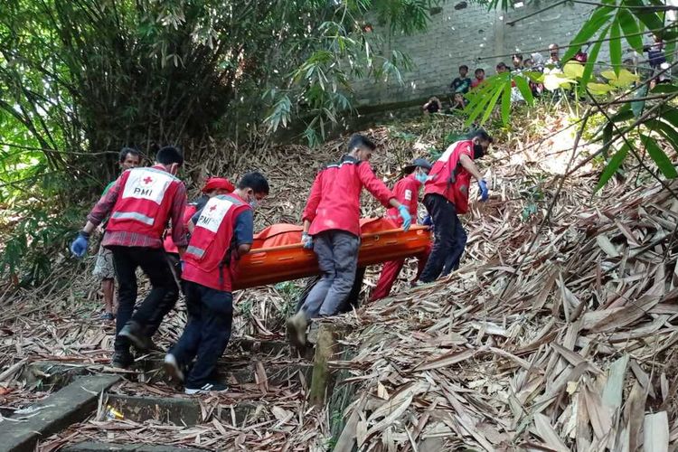 Petugas gabungan di Cianjur, Jawa Barat, tengah mengevakuasi sesosok mayat yang ditemukan menganbang di sungai, Minggu (24/7/2022)