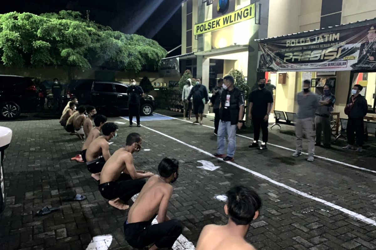 Belasan pesilat ditahan di Mapolsek Wlingi, Kabupaten Blitar, Jawa Timur setelah melakukan konvoi dan terlibat insiden pemukulan terhadap warga dan penjarahan makanan di warung angkringan, Sabtu malam (13/3/2021) 