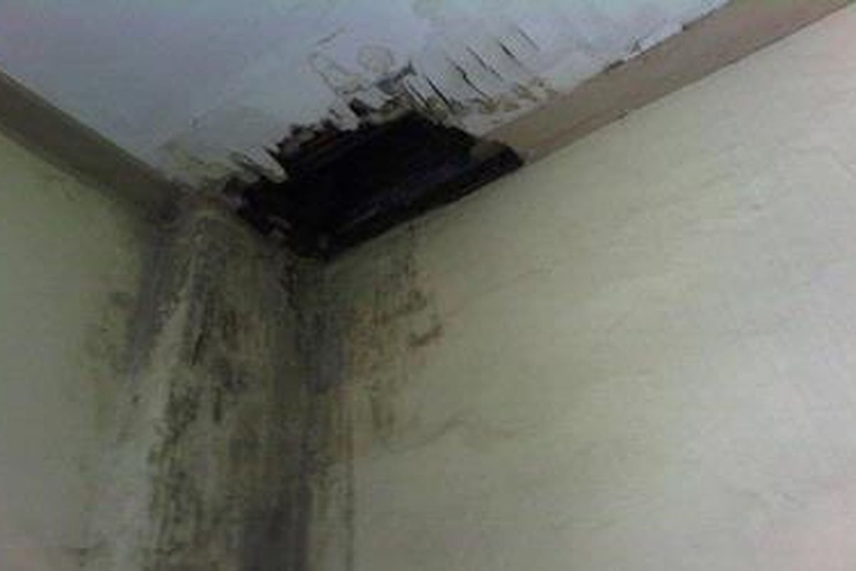 Salah satu plafon di Stasiun KA Bogor yang rusak akibat rembesan air yang bocor