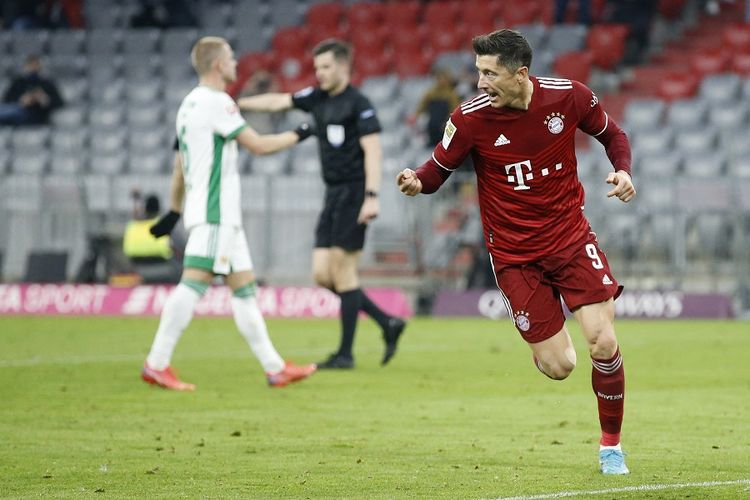 Bayern vs Union Berlin: Striker Bayern Robert Lewandowski berselebrasi usai mencetak gol pada pertandingan Bundesliga Bayern vs Union Berlin di Munich, Jerman selatan, pada 19 Maret 2022.