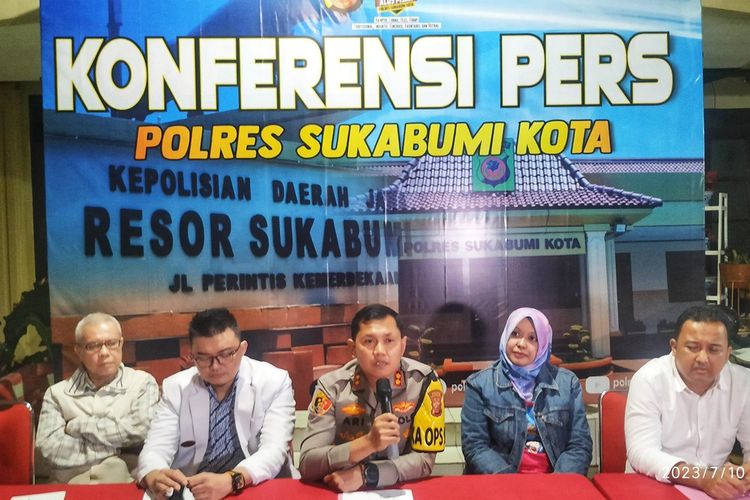 Kepala Polres Sukabumi Kota AKBP Ari Setyawan (tengah) menyampaikan keterangan terkait kasus anak SD tewas diduga dipukuli teman sekolah saat konferensi pers di Sukabumi, Jawa Barat, Senin (10/7/2023) malam.