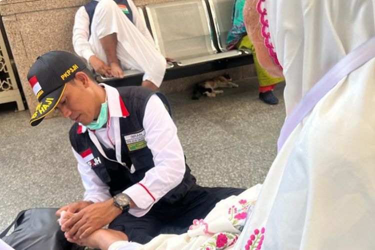 Cuaca Arab Saudi Panas, PPIH Embarkasi Batam Minta Jamaah Konsumsi Oralit dan Selalu Menggunakan Alas Kaki.