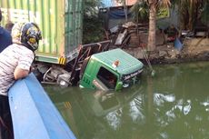 Truk Kontainer yang Tercebur ke Kali di Jalan Lodan Telah Diangkat
