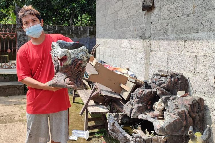 Kadek Maret Tanayasa (31), perajin sampah plastik di Kabupaten Buleleng, Provinsi Bali. Lewat tangannya yang terampil, benda tak terpakai itu disulap menjadi barang kerajinan bernilai ekonomis.
