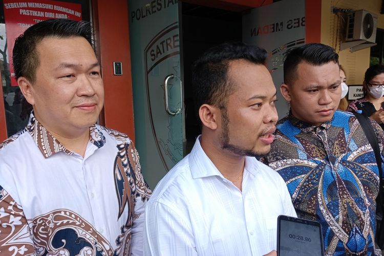 Tim penasehat hukum korban dugaan pelecehan seksual sehingga korbannya terinfeksi HIV, Arianto Nazara di Polrestabes Medan pada Jumat (16/9/2022) siang menjelaskan bahwa ada 3 orang yang menjadi terlapor dalam kasus ini. Mereka adalah orang dekat dan orang lain.