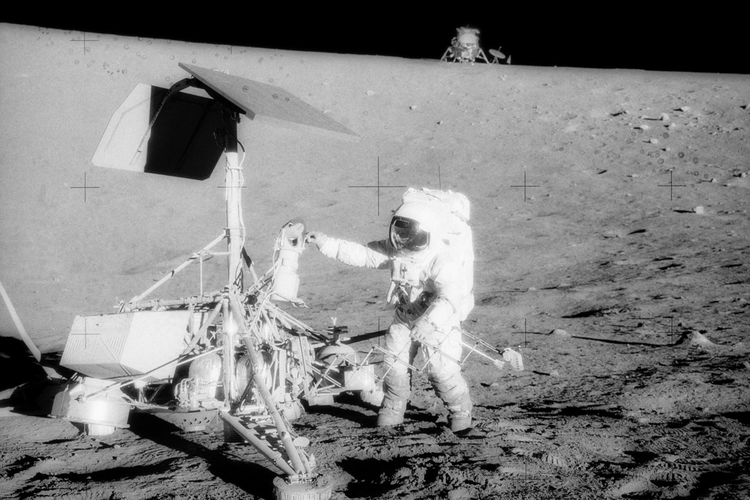 Ilustrasi astronot di bulan.