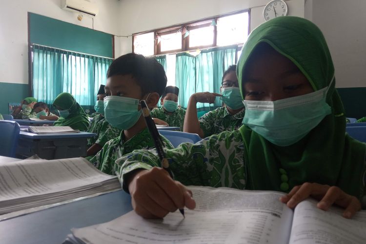 Siswa SDI Al Azhar 22 Salatiga diharuskan memakai masker sebagai antisipasi virus Corona