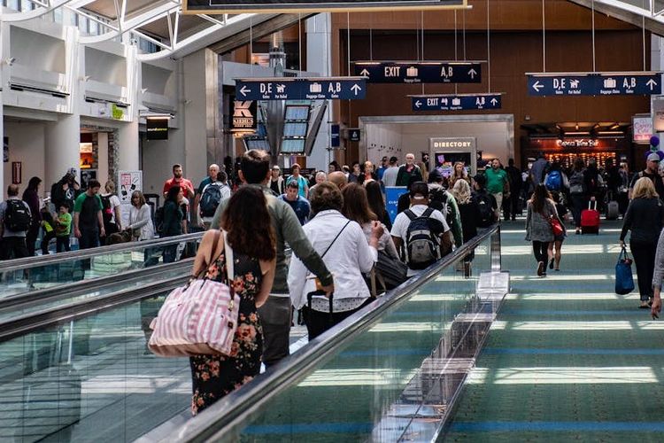 Shutdown AS Berlarut, Ribuan Penerbangan Ditunda dan Petugas Bandara Belum Digaji