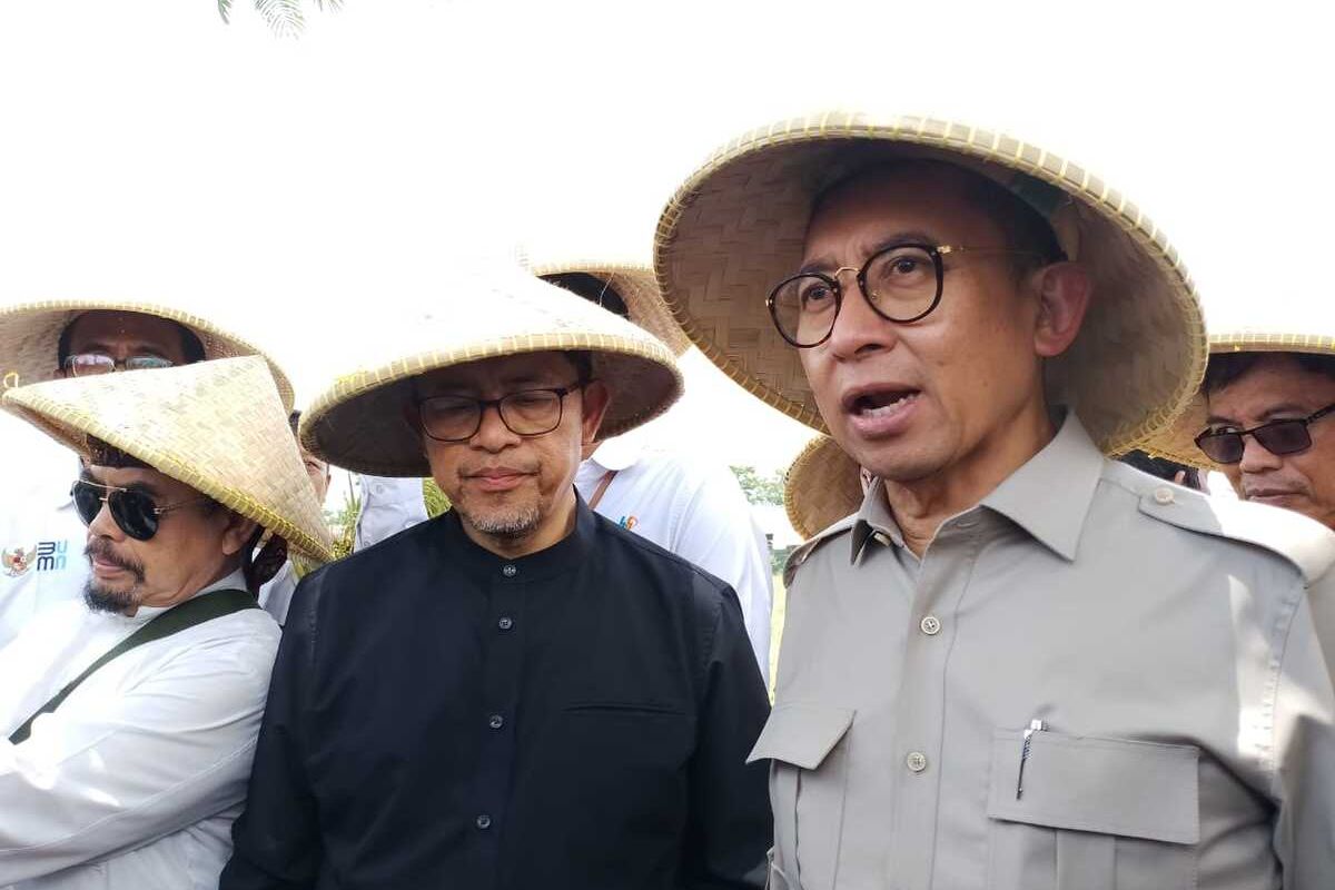 Mantan Gubernur Jawa Barat Ahmad Heryawan (baju hitam) saat mendampingi Ketua HKTI yang juga politisi Gerindra Fadli Zon dalam kegiatan Panen Raya di area Persawahan Kampung Ciherang, Desa Kiangroke, Kecamatan Banjaran, Kabupaten Bandung, Jawa Barat, Rabu (9/10/2024)