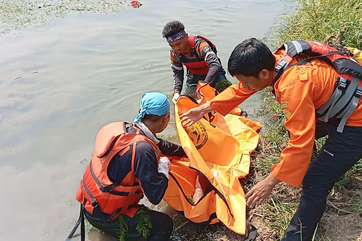 Dua remaja putri ditemukan tewas tenggelam di aliran Kalimalang Desa Cibatu, Kecamatan Cikarang Selatan, Kabupaten Bekasi. Jasad M (11) dan E (15) telah diserahkan pihak keluarga.