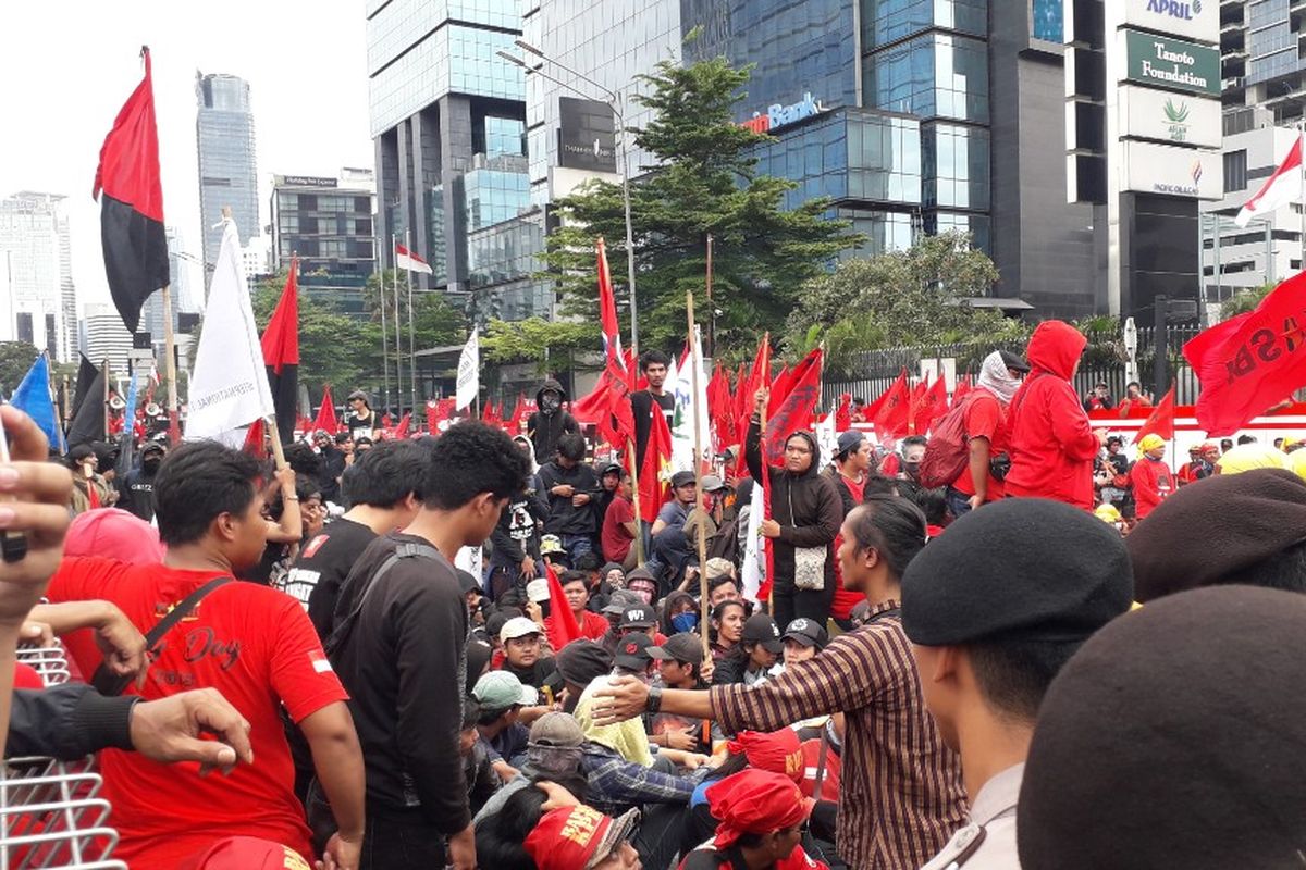Massa aksi peringatan Hari Buruh yang hendak ke Istana tertahan di Jalan Jenderal Sudirman dekat Bundaran Hotel Indonesia, Rabu (1/5/2019).