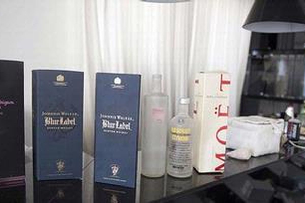 Alkohol juga ditemukan di rumah  Mustassim Khadafy ketika para pemberontak memasuki rumah itu dan menjarah isinya, Kamis (25/8/2011). Tampah tampak di sini sejumlah kotak dan botol-botol alkohol tersebut.