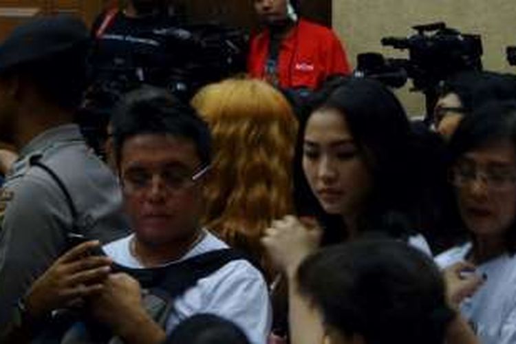 Kembaran Wayan Mirna Salihin, Made Sandy Salihin, hadir dalam sidang kasus kematian saudaranya di ruang sidang utama Pengadilan Negeri Jakarta Pusat, Kamis (27/10/2016). Selain itu, turut serta ibu Sandy dan Mirna, Ni Ketut Sianti, di dalam ruang tersebut.