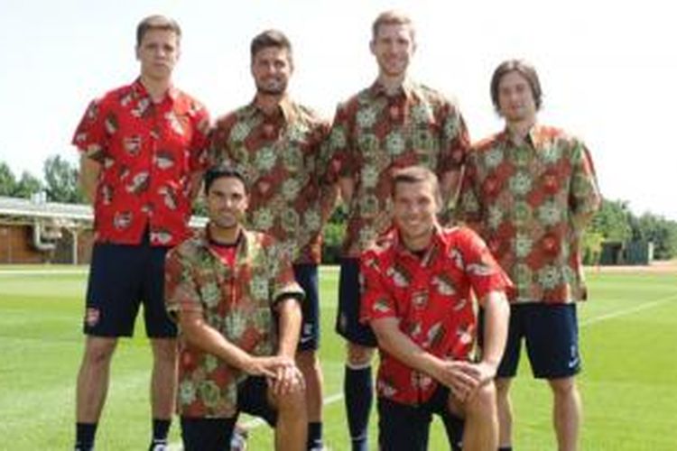 Pemain Arsenal berpose dengan mengenakan batik yang merupakan pakaian khas Indonesia jelang kedatangan ke Tanah Air. 