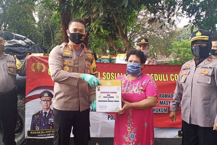 Kapolres Subang AKBP Teddy Fanani memberikan bingkisan lebaran kepada masyarakat Kabupaten Subang yang terdampak Covid-19, Rabu (20/5/2020).