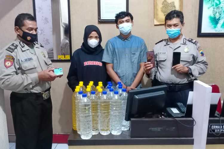Puluhan botol minuman keras (miras) diamankan dari tangan sepasang suami isteri atau pasutri di Kecamatan Pasar Kliwon, Kota Solo, Jawa Tengah.