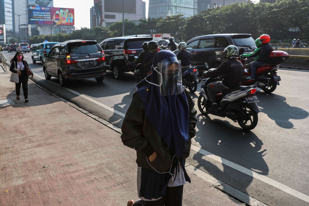 Pekerja kantoran berjalan kaki menuju kantornya di Jalan M.H. Thamrin, Jakarta Pusat, Senin (8/6/2020). Pemprov DKI Jakarta mengizinkan perkantoran kembali beroperasi sejak hari ini, namun dengan penerapan protokol kesehatan.