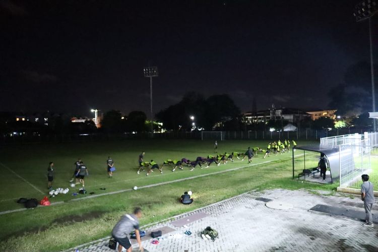 Persikabo 1973 saat melaksanakan official training untuk laga tunda pekan 17 Liga 1 2021-2022 tanpa penenerangan di Stadion Samudra Kuta, Selasa (4/1/2021) malam.