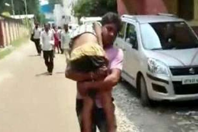 Seorang ayah di India kehilangan menit-menit vital dalam upaya menyelamatkan nyawa anaknya hanya karena rumah sakit di kota Kanpur, India, tak memiliki tandu.