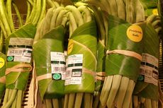 Kurangi Plastik, Swalayan di Thailand Kemas Sayuran Pakai Daun Pisang
