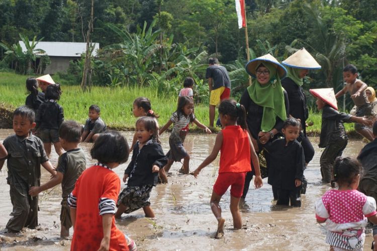 Anak anak TK belajar menjadi petani di Dusun Andong Desa Tamansuruh Banyuwangi