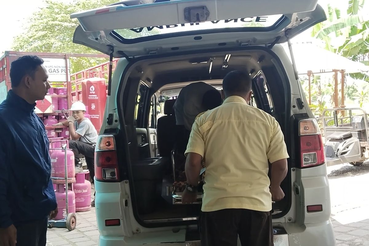 4 korban tewas dalam tragedi kecelakan di jalur tol Pejagan- Pemalang KM 290-B akan keluar dibawa ke rumah duka untuk dimakamkan di Dusun Peron, Kecamatan Petarukan, Kabupaten Pemalang