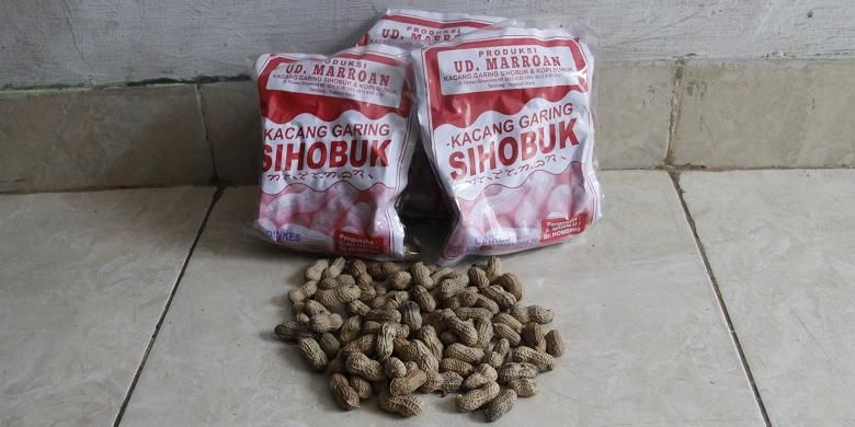Oleh-oleh dari Tanah Batak, Kacang Sihobuk. Oleh-oleh ini kacang ini bisa jadi pilihan ketika berlibur ke sekitar Danau Toba.