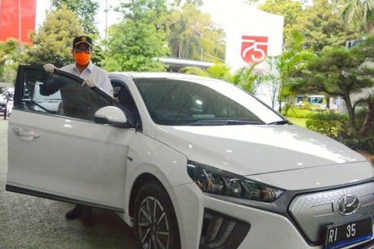 Transportation Minister Budi Karya Sumadi and his new electric powered Hyundai Ioniq official car, Wednesday (16/12/2020)