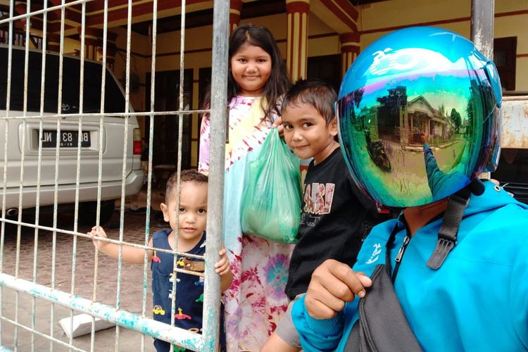 Salah satu ojek online tergabung dalam komunitas Kooda usai mengantar makanan di Jalan Merdeka, Lhokseumawe, Selasa (1/10/2019)