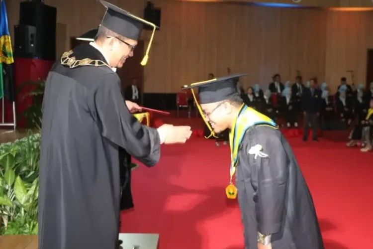 Salah satu wisudawan Universitas Jember (Unej) periode V tahun akademik 2022/2023, Nabil Nabhan mencetak Indeks Prestasi Kumulatif (IPK) 3,61. 