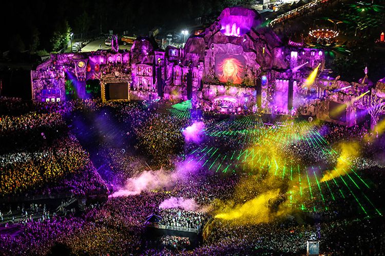 Gelaran Tomorrowland 2013. Lebih dari 200 negara asal pengunjung disebut mengunjungi festival tersebut pada tahun itu.