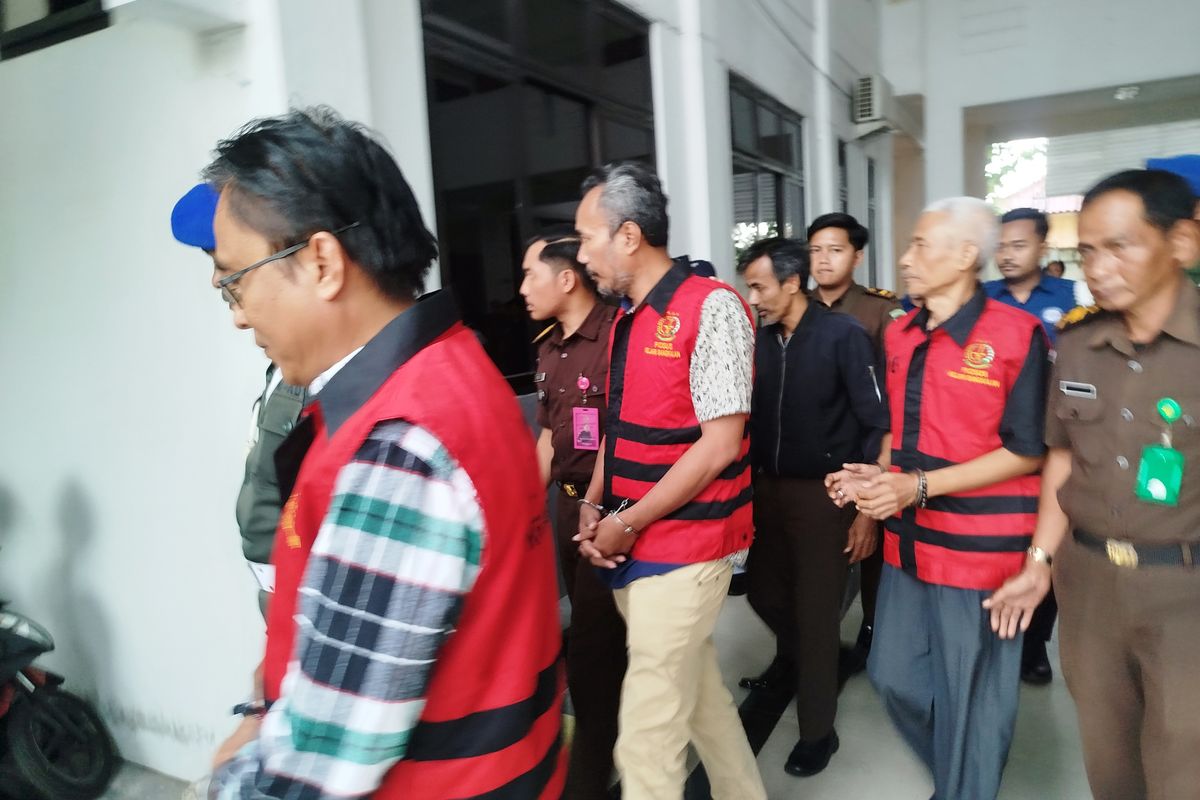 Tiga direksi PT Tonduk Majeng Madura menggunakan rompi merah usai ditetapkan sebagai tersangka kasus dugaan korupsi penyertaan modal dari BUMD Bangkalan, Senin (16/6/2025). 
