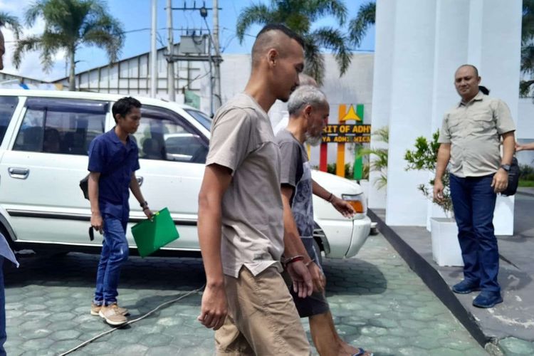 Tiga tersangka perburuan liar di TN Baluran, Kabupaten Situbondo, Provinsi Jawa Timur ketika dilimpahkan ke kejaksaan pada Selasa (12/12/2023).