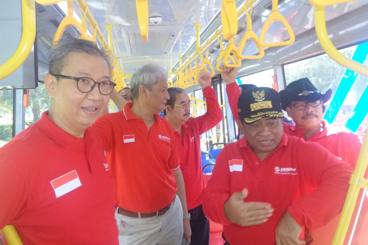 Dirut PT Transjakarta Budi Kaliwono dan Plt Gubernur DKI Jakarta Sumarsono dalam bus maxi baru, Minggu (9/4/2017). 