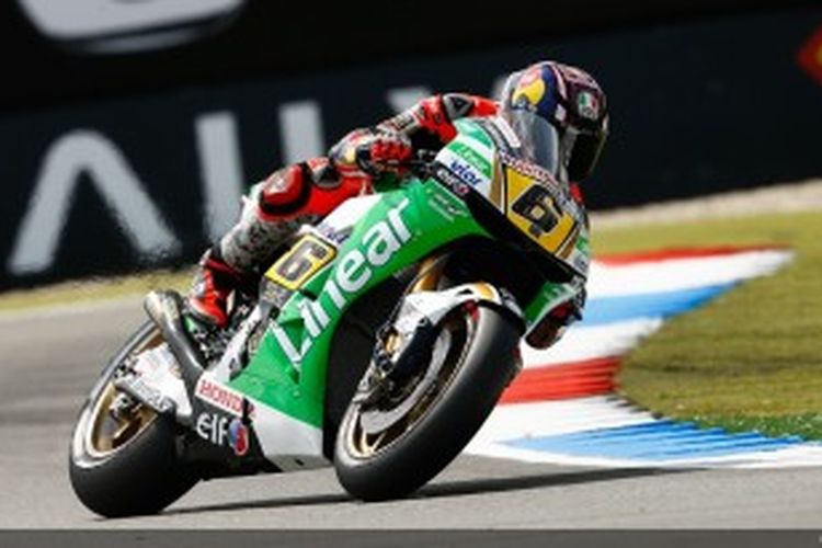 Pebalap LCR Honda asal Jerman, Stefan Bradl memacu motornya pada balapan GP Belanda di Sirkuit Assen, Sabtu (29/6/2013). Bradl memulai balapan dari posisi tiga dan finis di posisi enam.